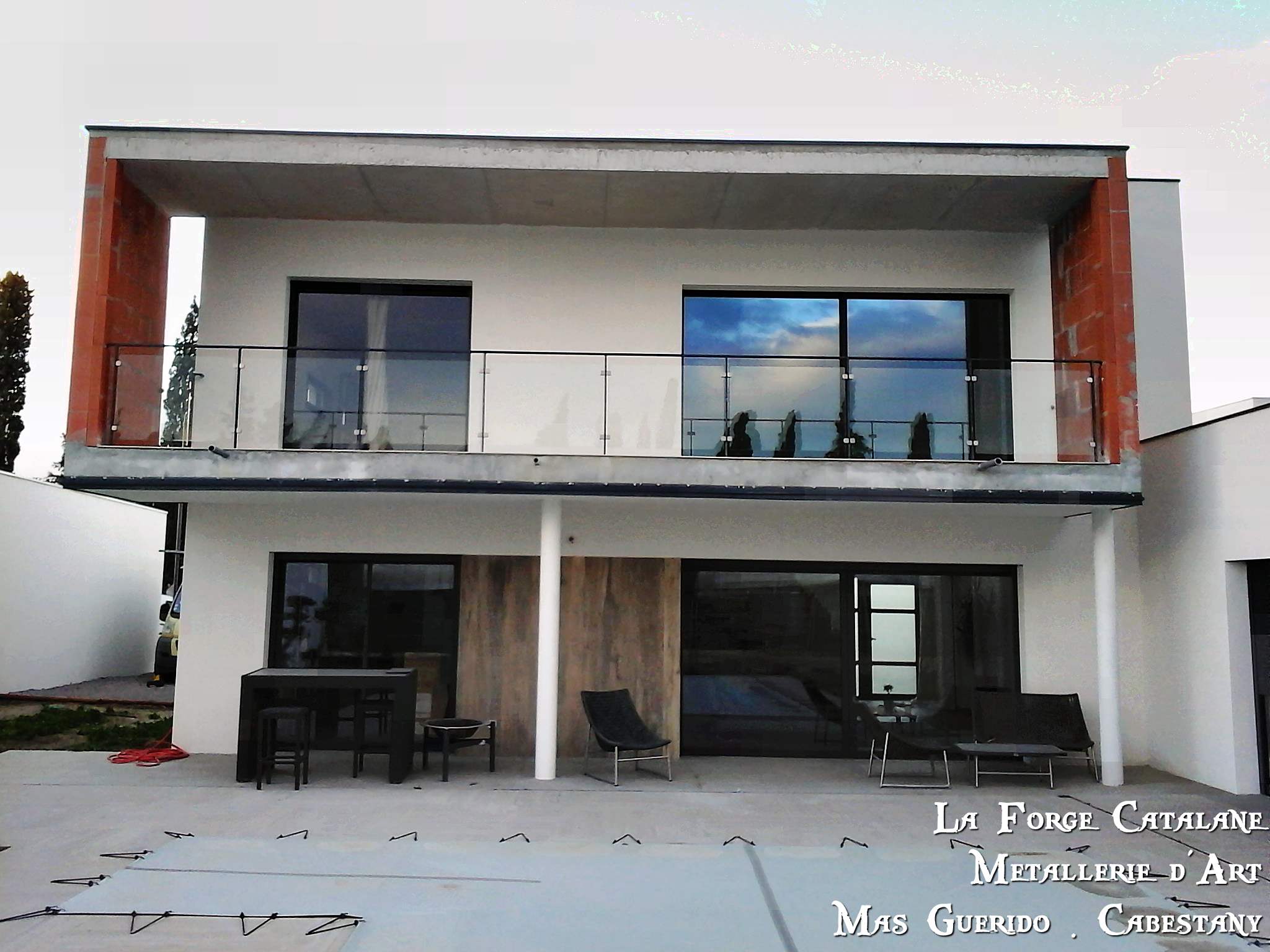 garde corps vitrage ossature tube rectangulaire forge catalane 3.jpg